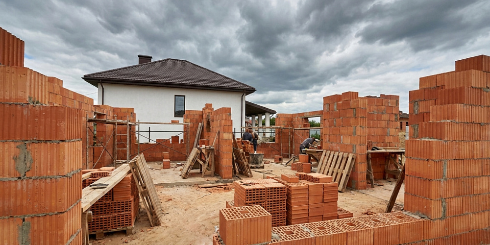 Почему лучше покупать керамические блоки осенью